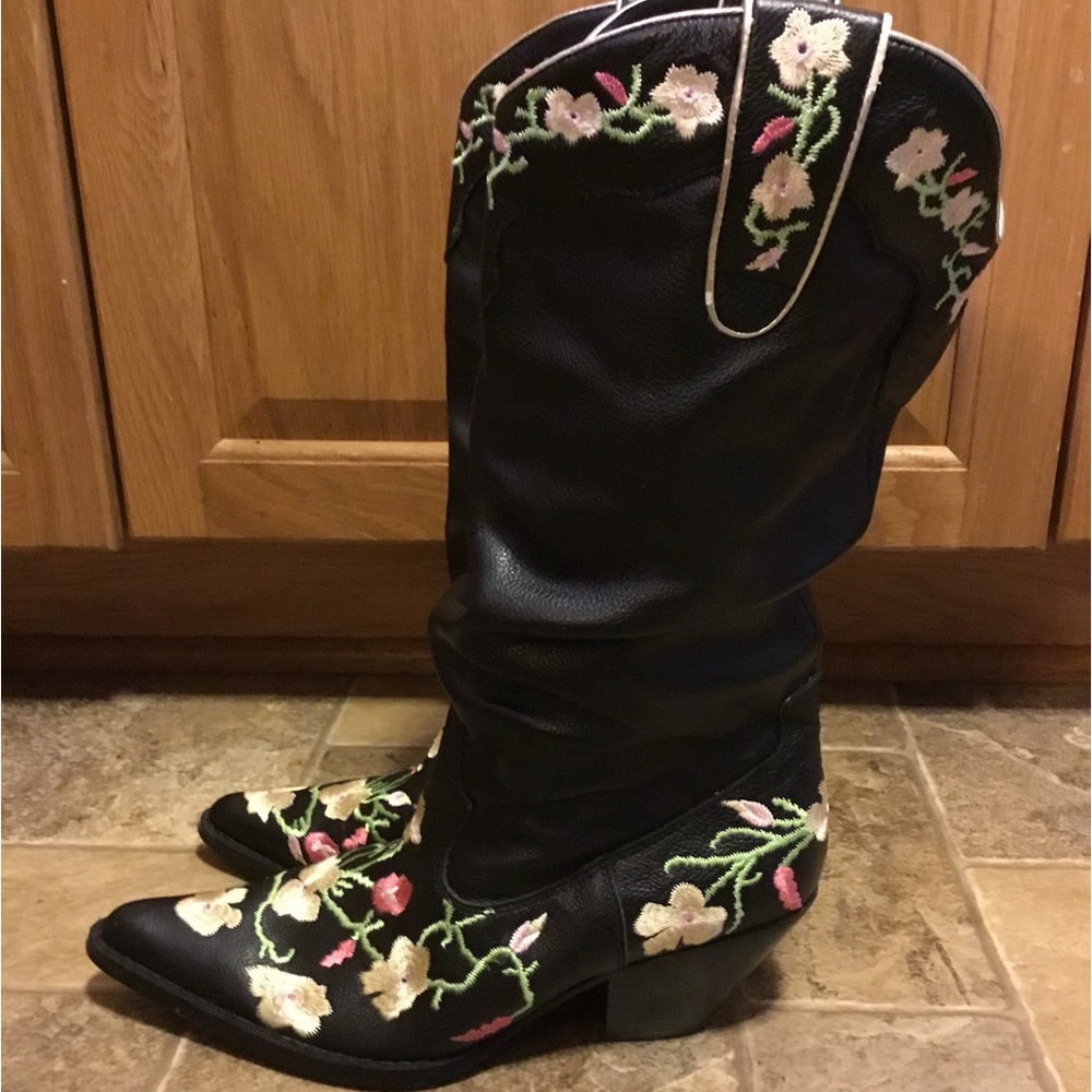 Foot Candy Miss Match Embroidery Leather Boots Size 5.